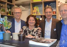 Kees Wagu, Miriam Kolen, Wouter Zieck and Geert Van de Voorde van Desch Plantpak with in the foreground pots made of various materials, in which currently the blue pot, made of post consumer recycled plastic, gets extra attention in the market.